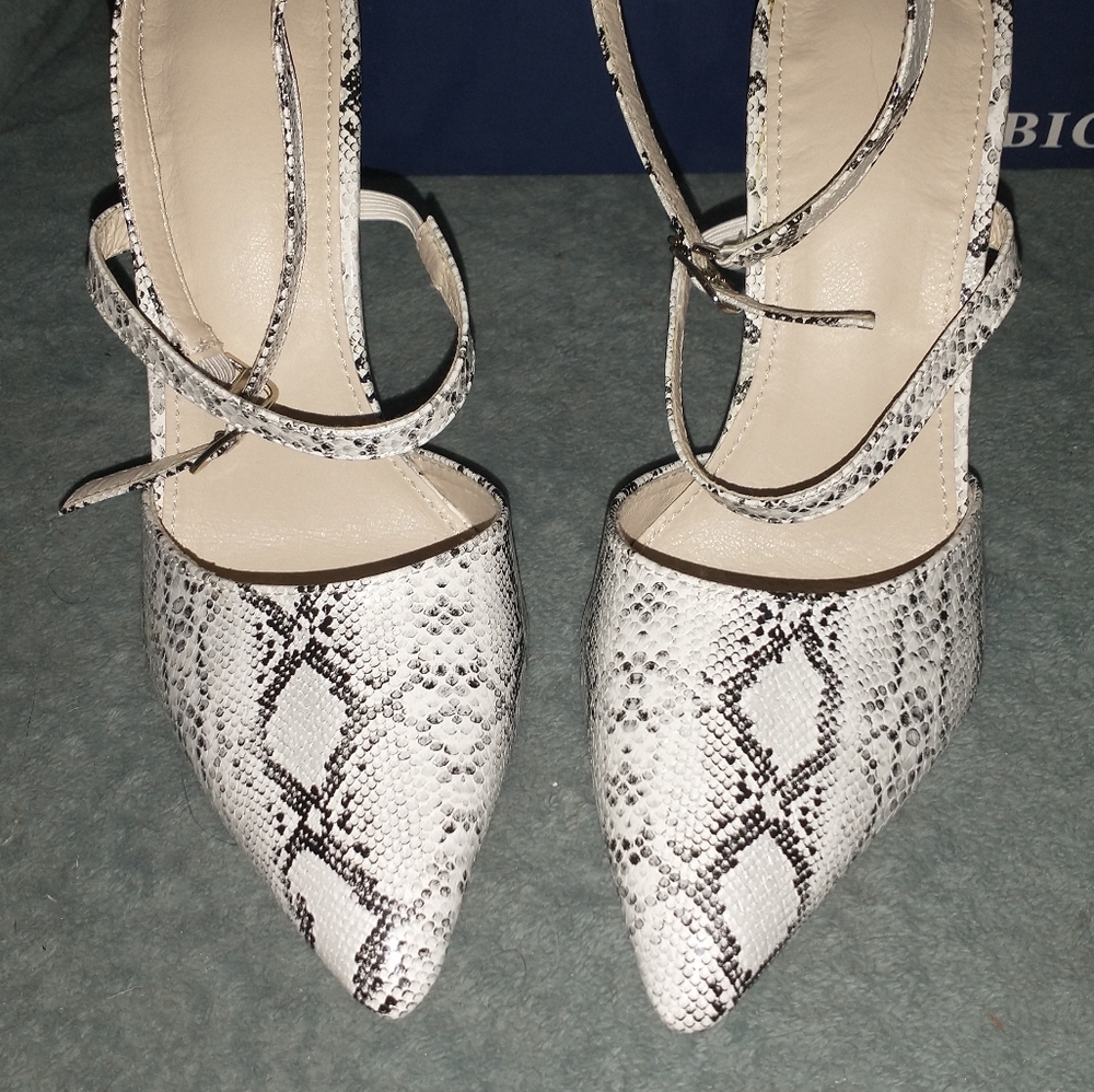 PIBICAT sz 38 Snakeskin Pumps NEW